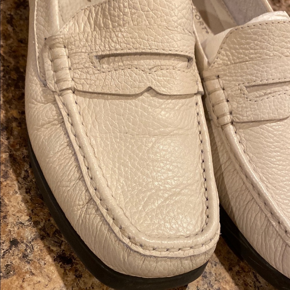 Rockport Cream Flats Timeless Comfort - Picture 3 of 6